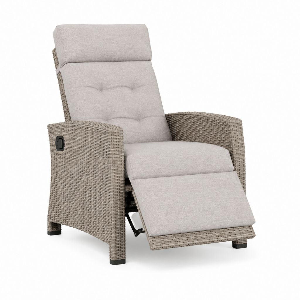 Poltrona reclinabile da esterno in rattan PE e acciaio con cuscini grigio chiaro, 73 x 92-155 x 83-110 cm